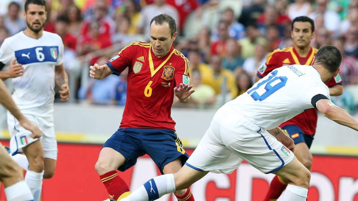 Andrés Iniesta en acción ante Leonardo Bonucci, el italiano que falló el penalti, durante la semifinal de la Copa Confederaciones.