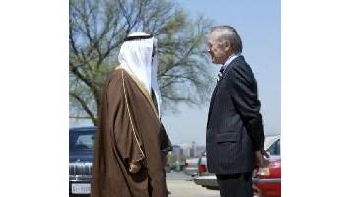 Rumsfeld y el ministro kuwaití de Exteriores hablan sobre la reconstrucción de Irak