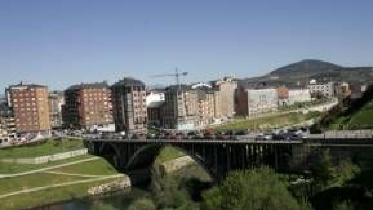 El río Sil a su paso por el centro de Ponferrada, a la altura del puente García Ojeda