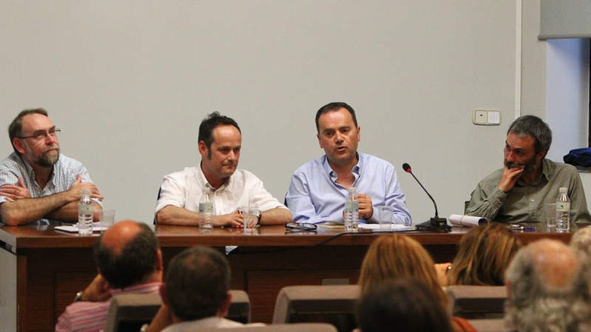 Miguel Paz y Alberto R. Torices, ayer, en la presentación del poemario.
