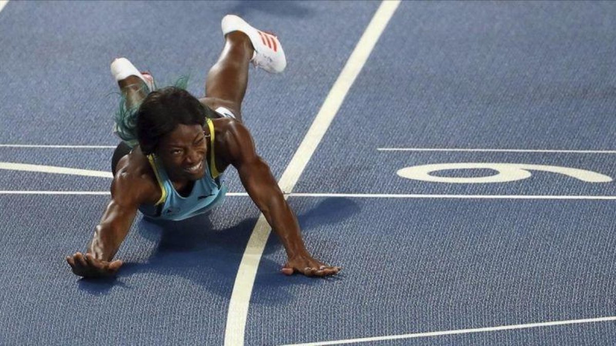 Shauane Miller se tira en plancha a la línea de meta para ganar el oro en los 400 metros.