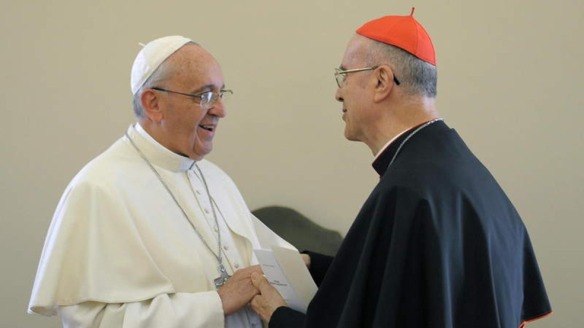 El papa Francisco con Tarsicio Bertone.