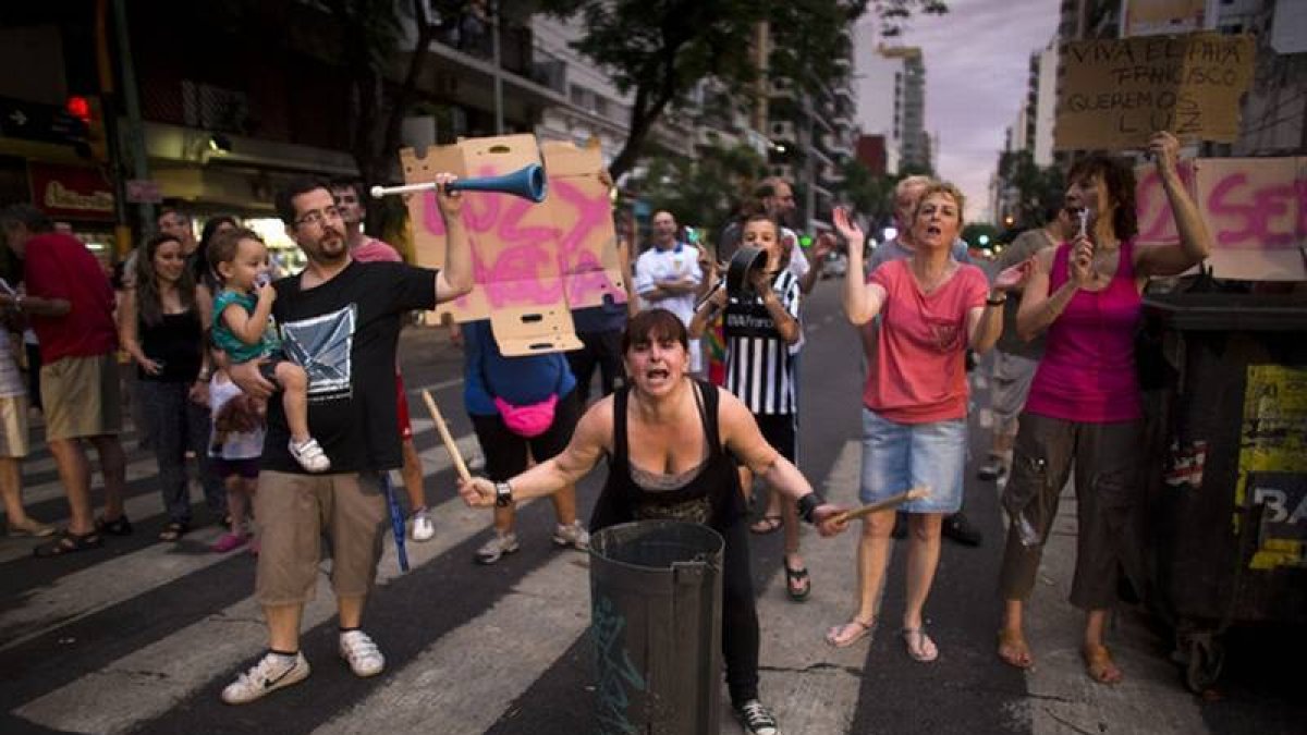 Protesta de algunos de los vecinos de Buenos Aires tras estar casi dos semanas sin luz.