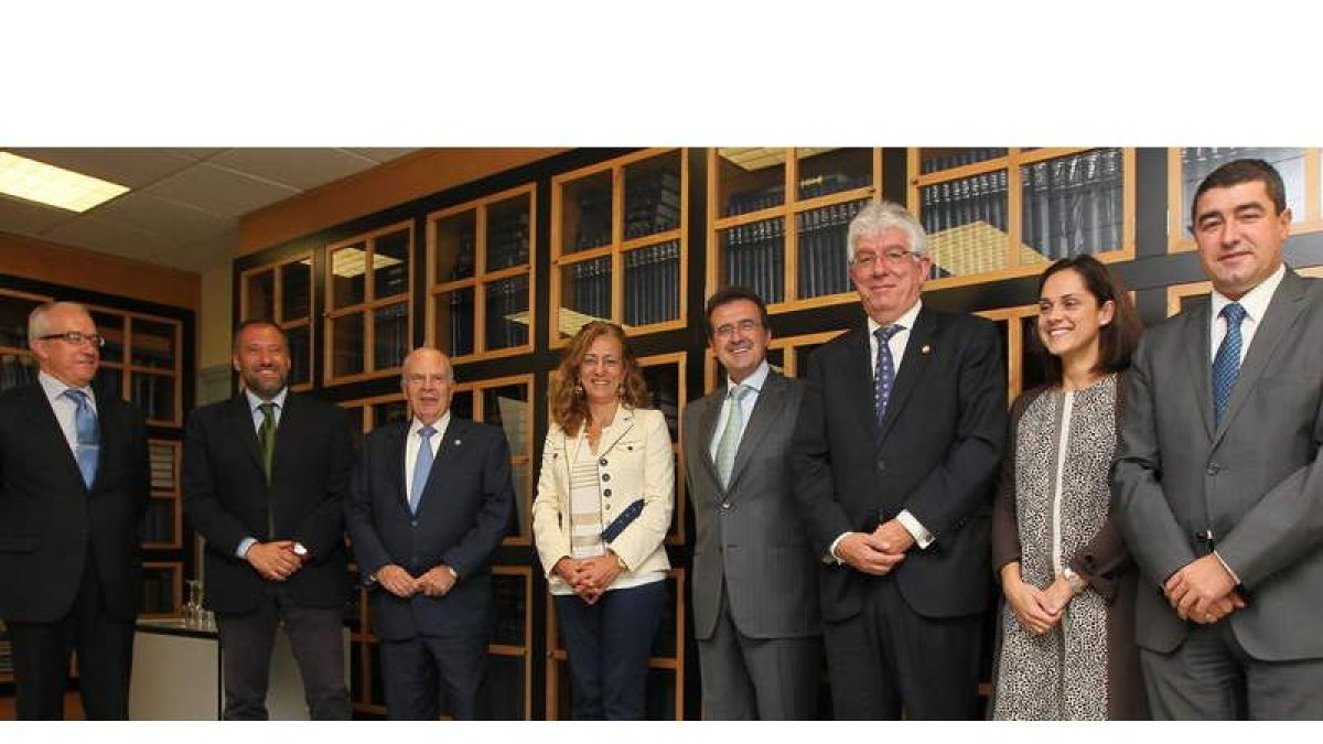 Los miembros del jurado Manuel García Prada, Carlos Pollán, Javier Amoedo, Lourdes Rodríguez Rey, José Luis Ulibarri (presidente del jurado), José Ángel Hermida, Adriana Ulibarri y Pablo R. Lago (secretario del jurado).