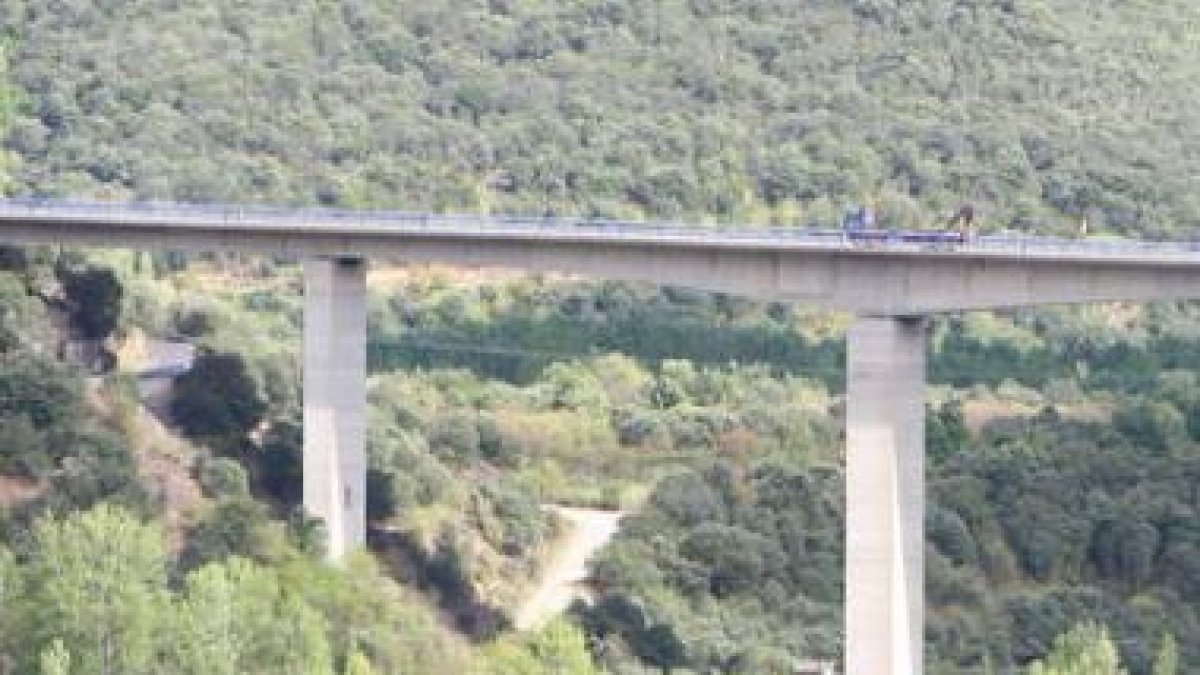 El viaducto de la actual N-120, en la zona de Sobrado.