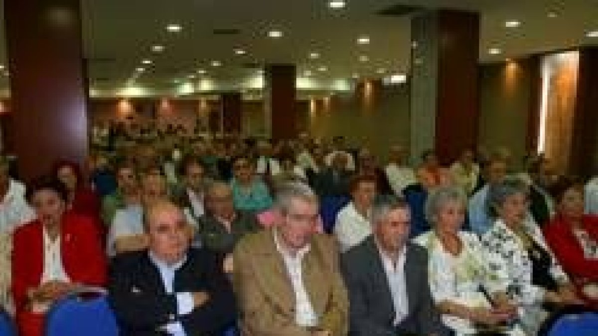 El Centro Galicia de Ponferrada agasajó ayer a unos 250 socios