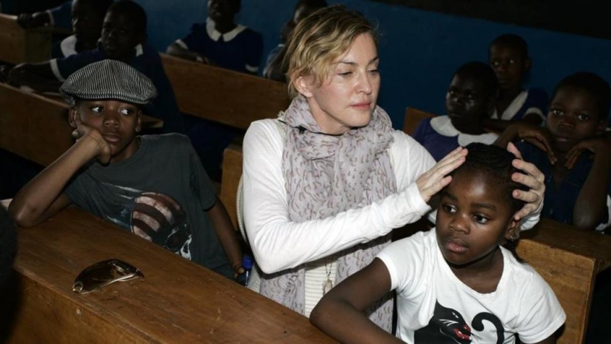 Madonna con su hija adoptiva Mercy James.