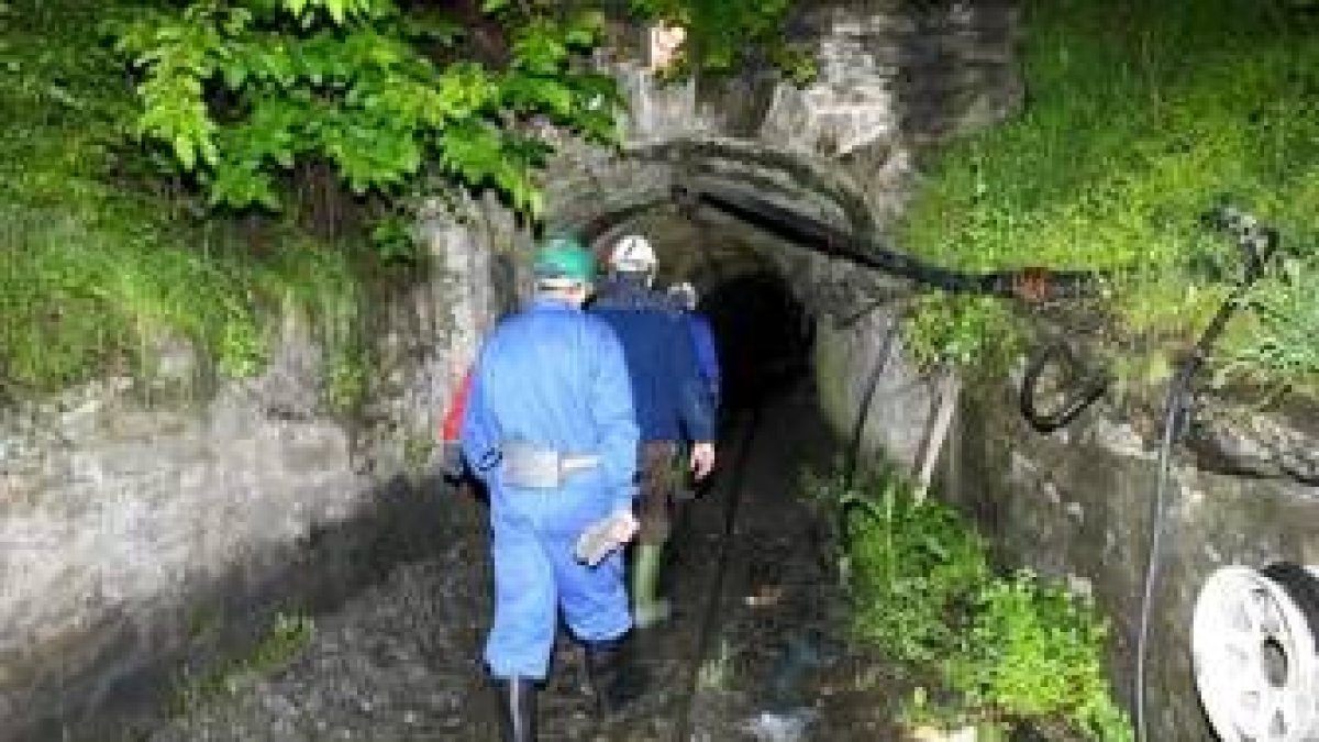 Un grupo de mineros entran en el pozo en el que tuvo lugar el trágico accidente