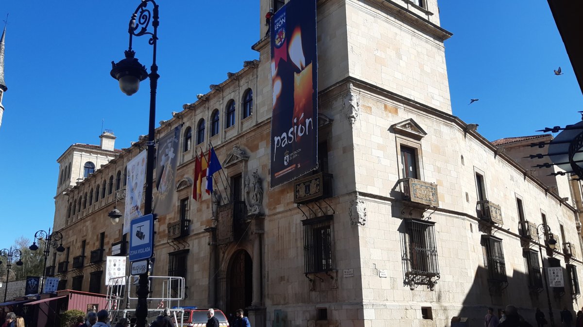 Cartel de ocho metros que cuelga en la fachada de la Diputación para promocionar la 'Pasión por los Productos de León'. DL
