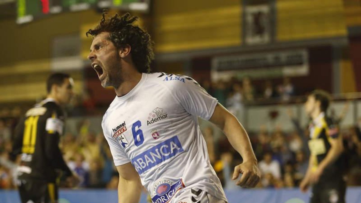 Juanín, que encarna las virtudes ademaristas, celebra un gol frente a su ex equipo.