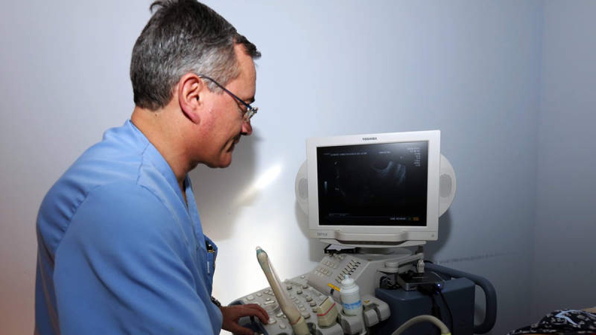 El ginecólogo Florentino Garrido realiza una ecograafía a una mujer de 40 años que busca un embarazo