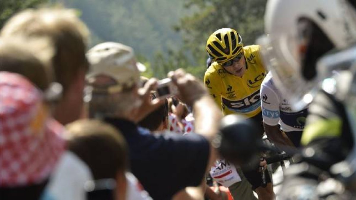 Chris Froome, líder del Tour, entre el numeroso público en la ascensión al aeródromo de Mende.