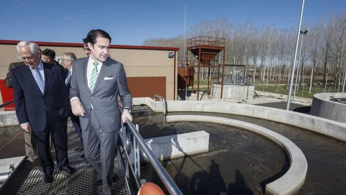 El consejero de Fomento y Medio Ambiente, Juan Carlos Suárez-Quiñones, visita la estación depuradora de aguas residuales de Onzonilla