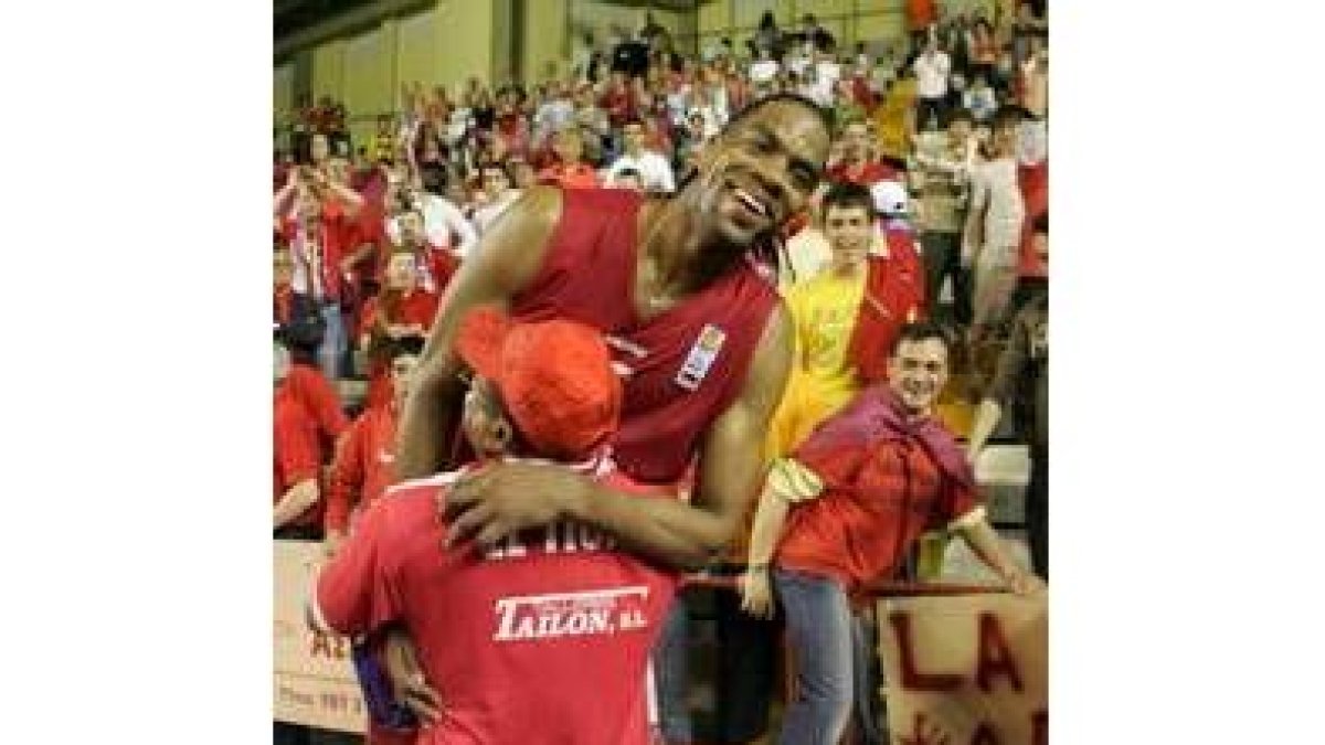 Peterson es aupado por su compatriota, el popular Tigre de Santo Domingo tras concluir el partido