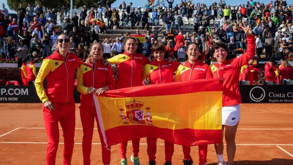 El equipo español celebra la clasificación a la fase final de la Copa Federación, tras la victoria de la tenista española Carla Suárez (d) ante la japonesa Kurumi Nara. MARCIAL GUILLÉN
