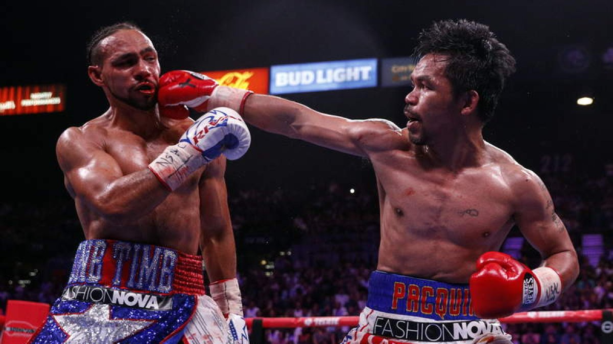 Manny Pacquiao golpea a Keith Thurman en el Grand Garden Arena de Las Vegas. ETIENNE LAURENT