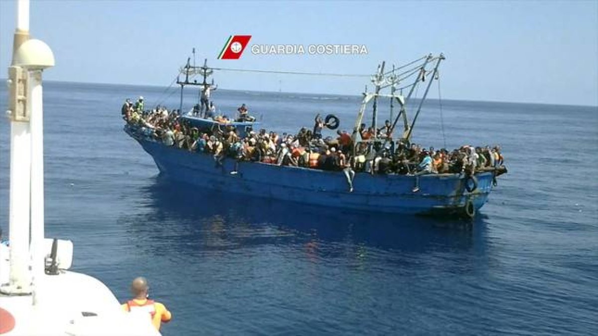 Imagen de archivo de de la Guardia Costera italiana, rescatando una embarcación de refugiados en el Mediterráneo.