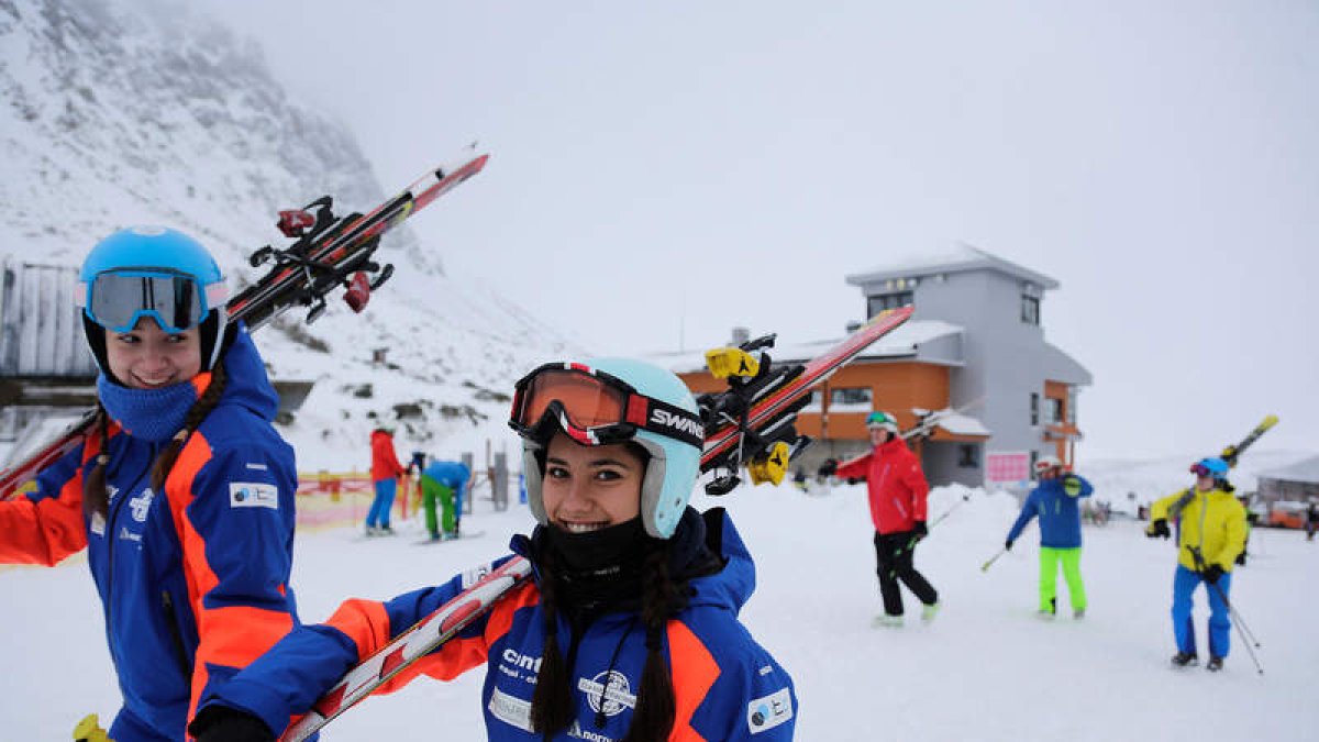 Los esquiadores aprovecharon ayer el primer día de la temporada de San Isidro. SECUNDINO PÉREZ