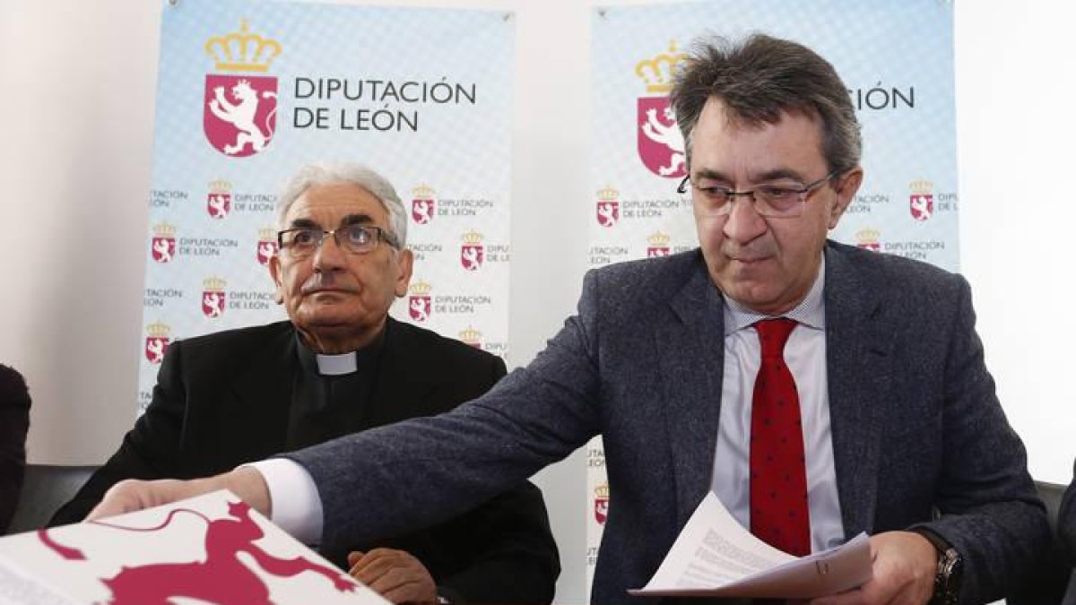El presidente de la Diputación de León, Juan Martínez Majo, firma convenios de colaboración con el Obispado y la Catedral. Junto a él, el vicario episcopal de Asuntos Económicos y Sociales, Pedro Puente