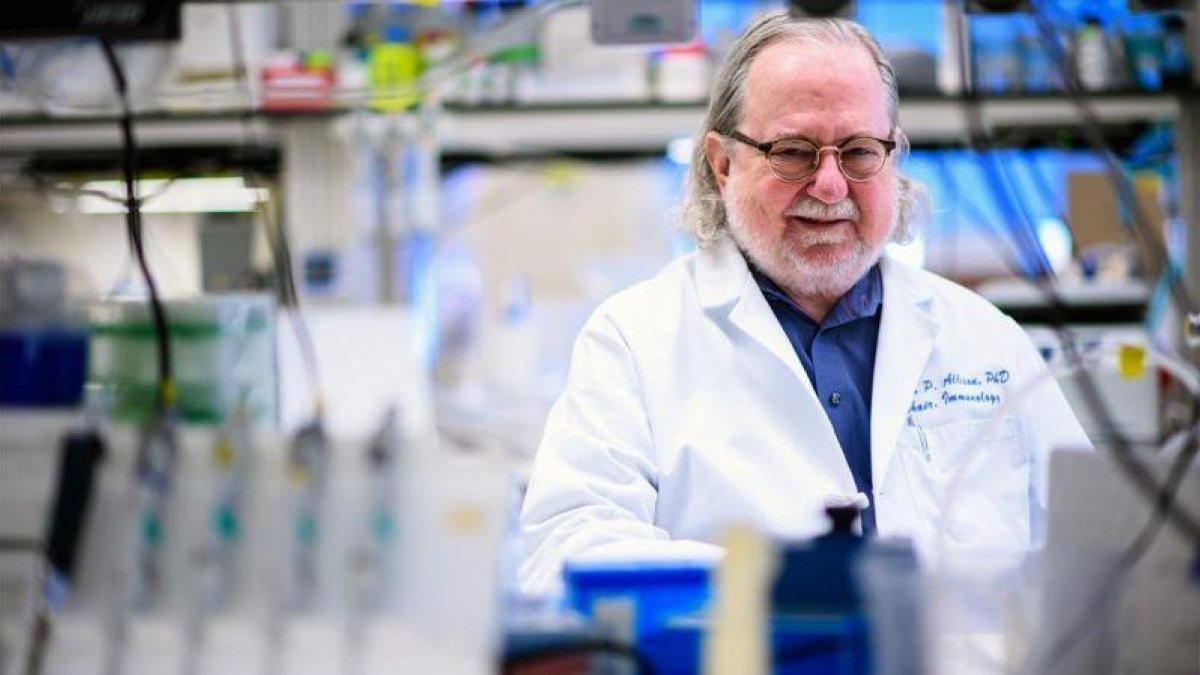 El investigador James Allison  uno de los padres de la inmunoterapia  en su laboratorio.