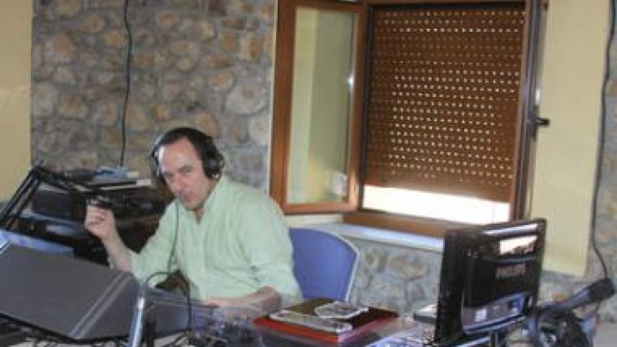 El periodista de La Mata de Curueño Luis Ignacio Fernández, alma de esta radio local.