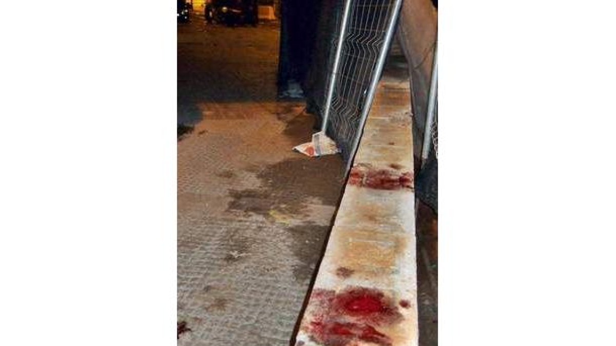Lugar donde ayer fue apuñalado un joven en un barrio de Barcelona