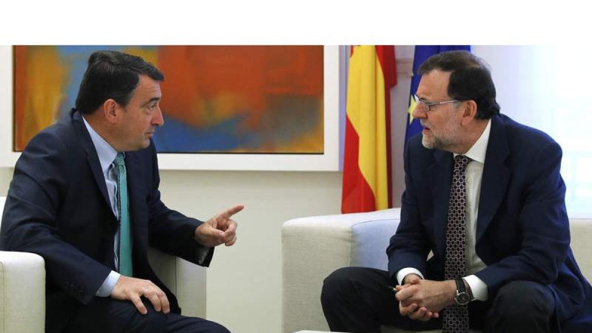 Aitor Esteban conversa con Mariano Rajoy durante la reunión que mantuvieron ayer en el palacio de La Moncloa. BALLESTEROS