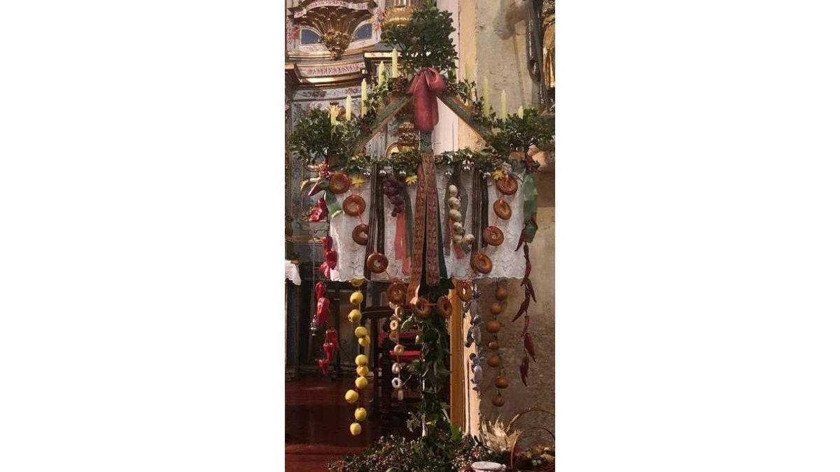 El día 25 de diciembre, en la misa de Navidad, se celebra el canto del Ramo Leonés recuperado por las mujeres.