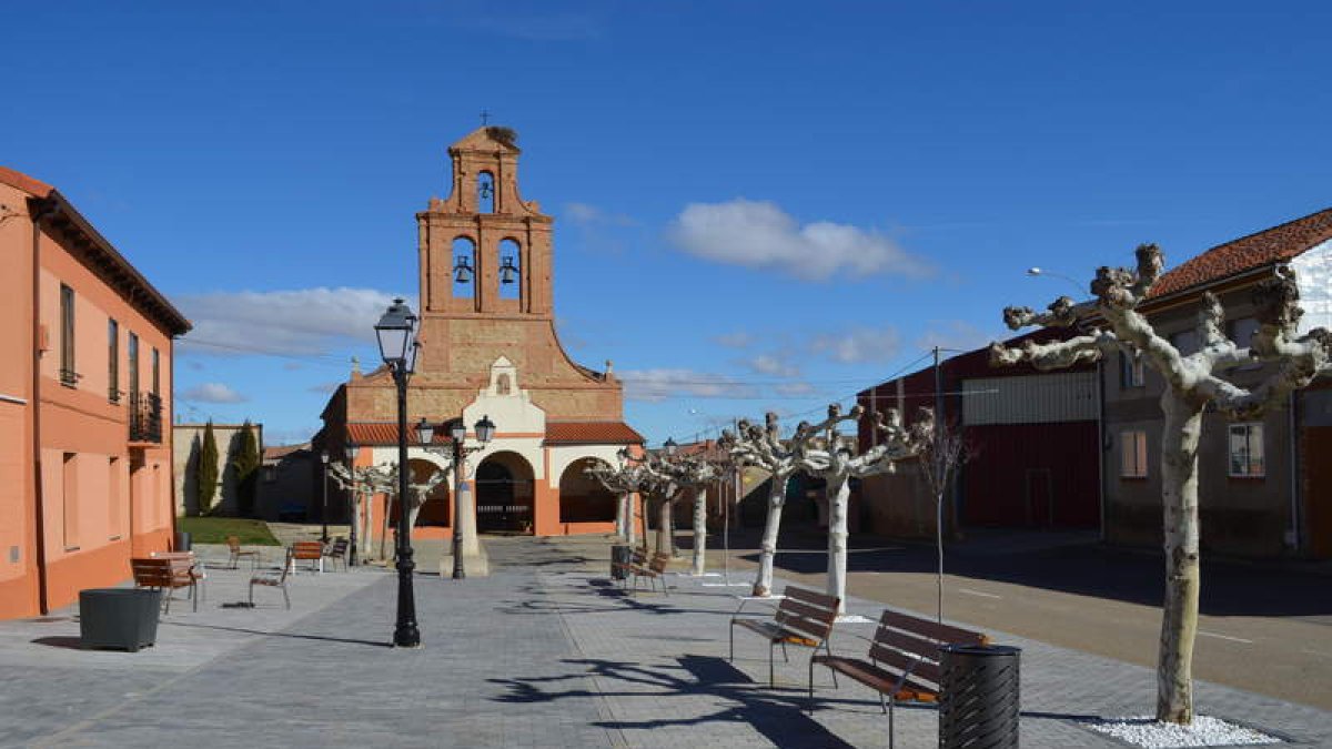 Imagen de la plaza de la Iglesia de Castilfalé en el centro de la localidad. MEDINA