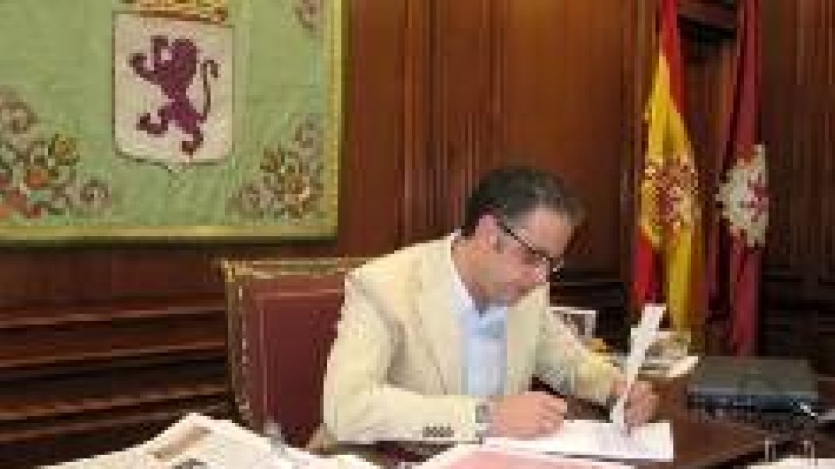 Javier Chamorro firmando documentos en la Alcaldía en su primer día como alcalde en funciones