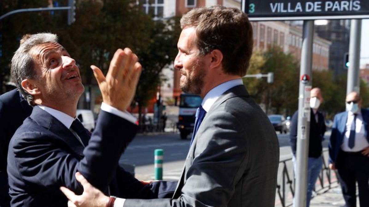 Casado saluda al expresidente francés Nicolás Sarkozy ayer, en la convención del PP en Madrid. JJ GUILLÉN
