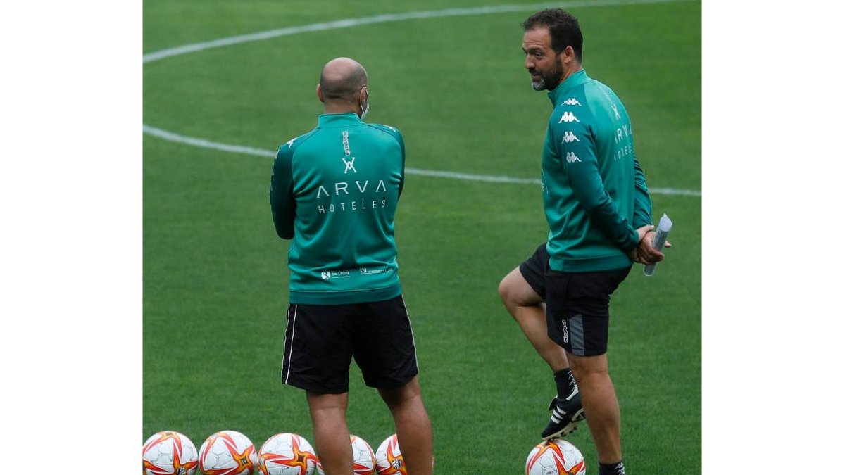 Ramón González, a la derecha, conversa con uno de sus ayudantes en un entrenamiento. FERNANDO OTERO