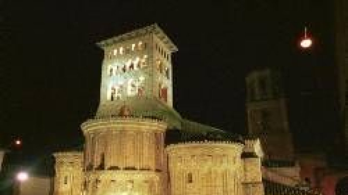 Imagen nocturna de archivo de la iglesia de San Tirso, que protagoniza los actos