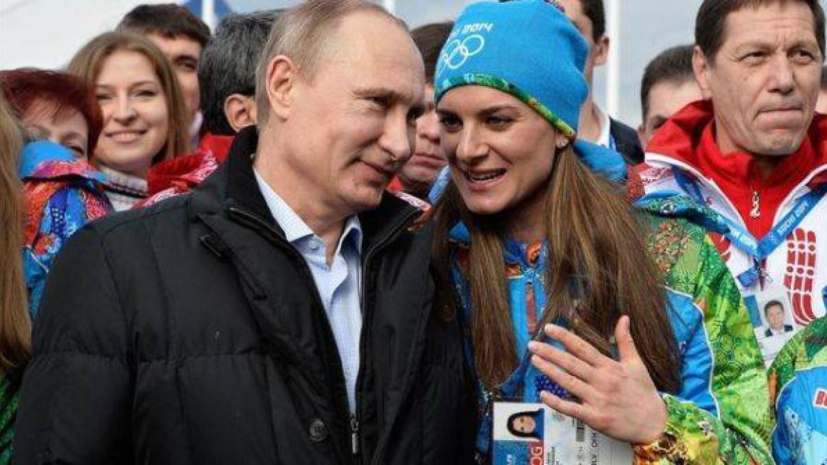 El presidente Putin, con la atleta Isinbayeva, alcadesa de la Villa Olímpica.