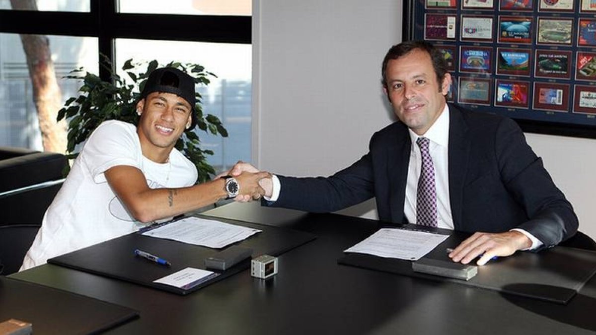 Neymar y Rosell, el 3 de junio del 2013, fecha en la que el delantero y el club formalizaron el fichaje.