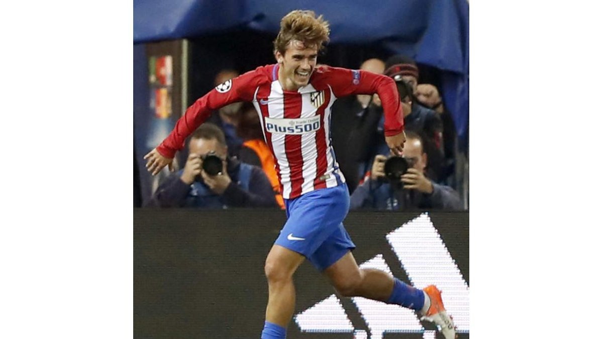 Griezmann celebra el gol que marcó en el 93 para dar la victoria al Atlético ante el Rostov. JAVIER LIZÓN