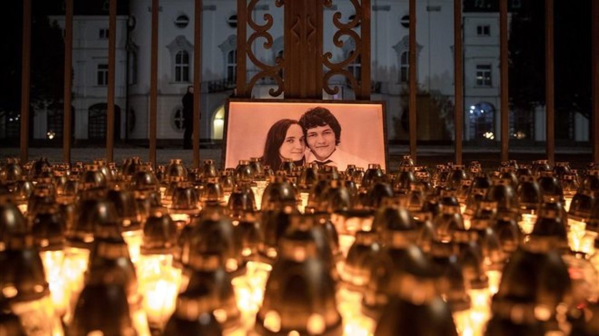 Homenaje en Bratislava al periodista Jan Kuciak y su prometida, Martina Kusnirova, tras ser asesinados.