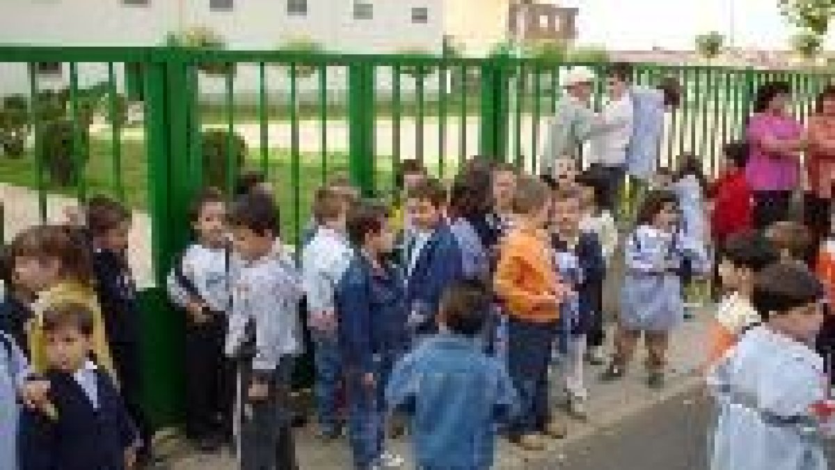 Estos escolares de Santa María del Páramo se negaron a iniciar las clases por falta de profesorado