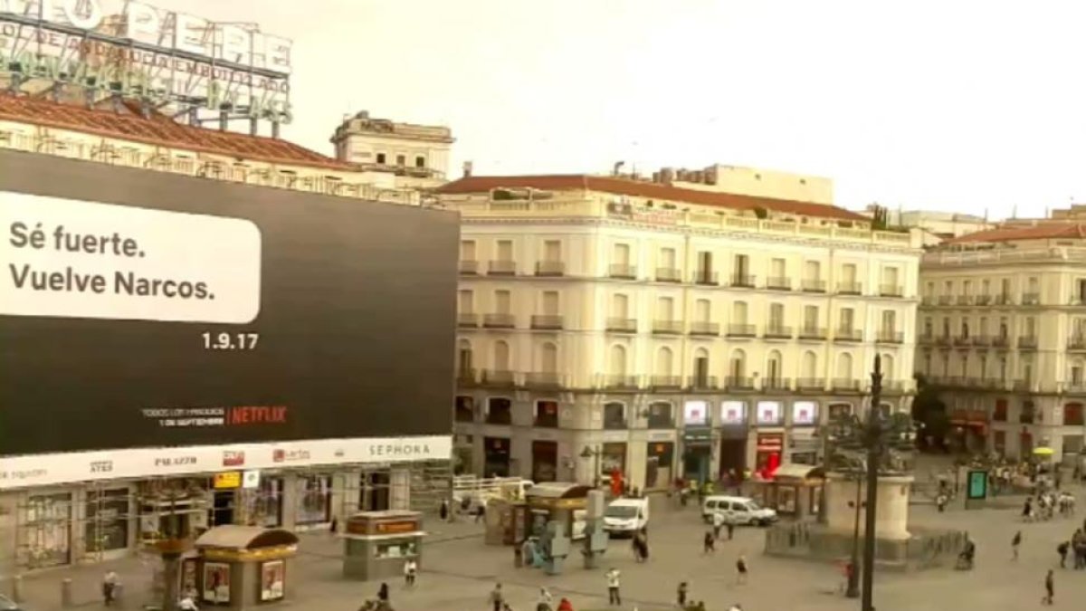 Imagen de la Puerta del Sol con la pancarta promocional de Narcos
