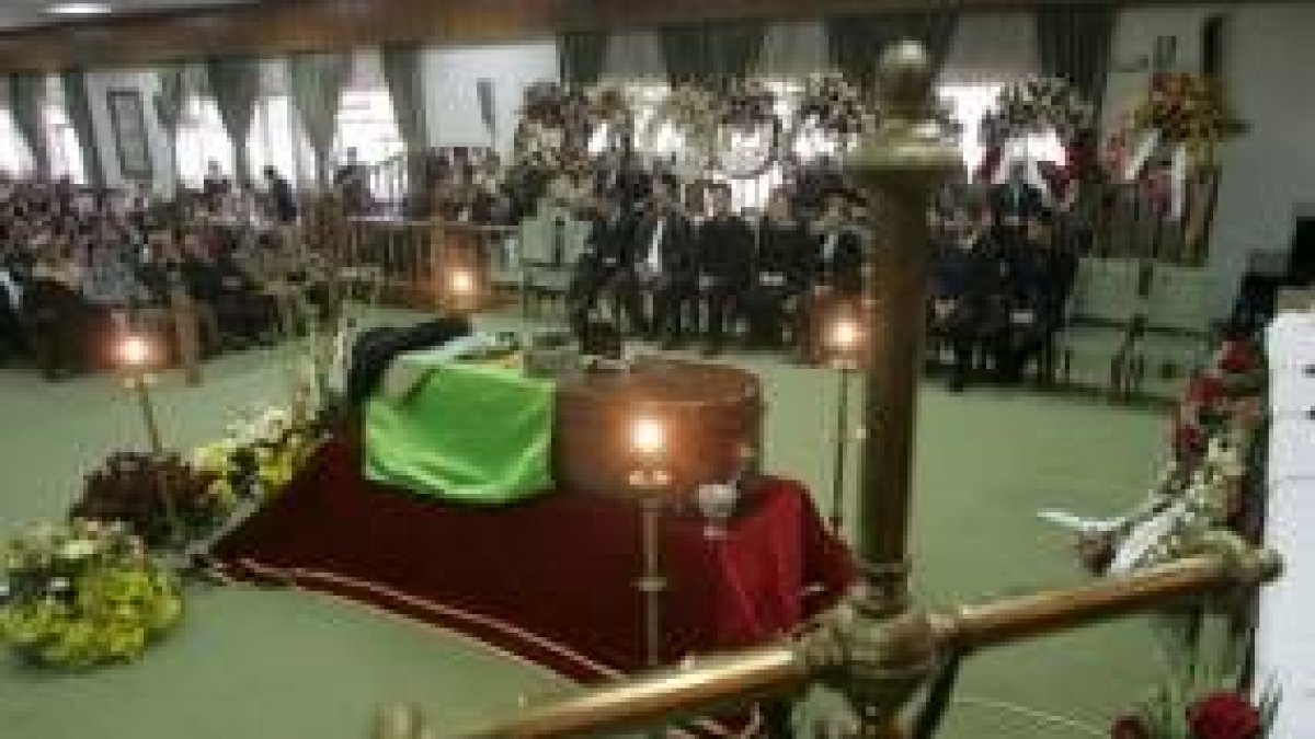 Cientos de personas asistieron al funeral por el ex rector
