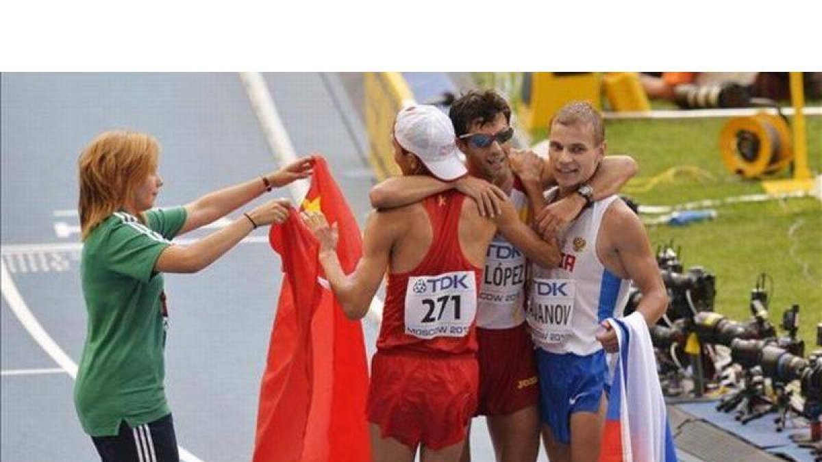López celebra la medalla de bronce en el Mundial de Moscú con el ruso Ivanov (oro) y el chino Chen Ding (plata).