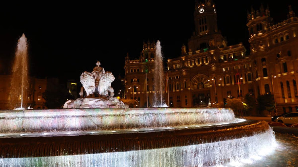Imagen de la plaza de Cibeles y la Casa de Correos de Madrid con la iluminación nocturna. MARISCAL