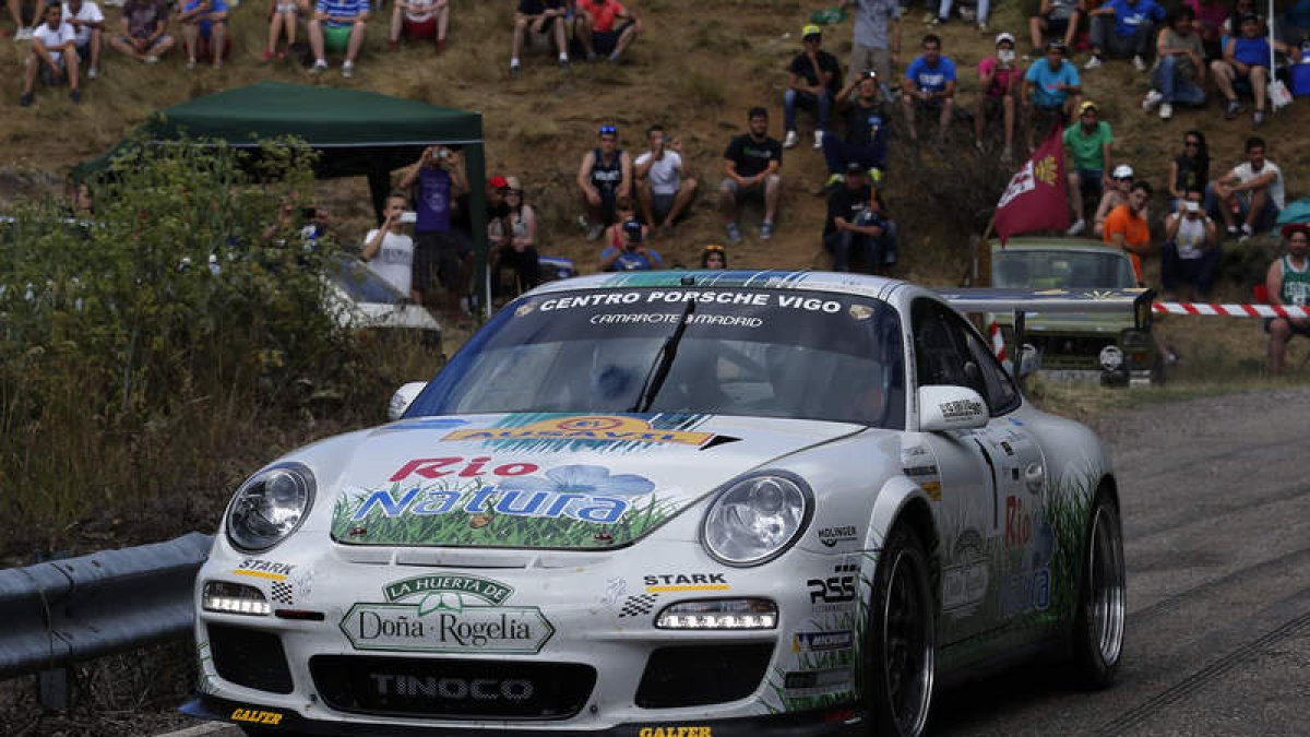 Sergio Vallejo, copilotado por su hermano Diego, a los mandos del poderoso Porsche 997 GT3 certificó que en el Rally Sprint Omaña no tiene rival. Campeón en las tres ediciones de la carrera, mostró una vez más su genio.