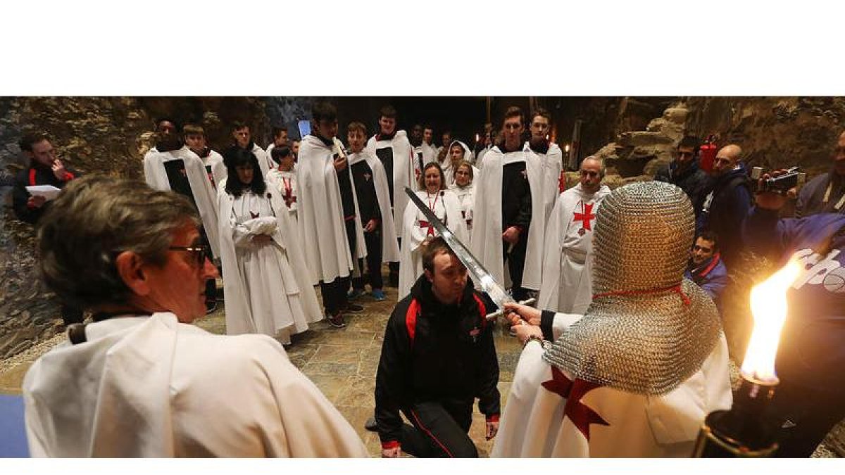 La ordenación de los nuevos caballeros, llegados de Gran Bretaña, tuvo lugar este viernes en el castillo de Ponferrada