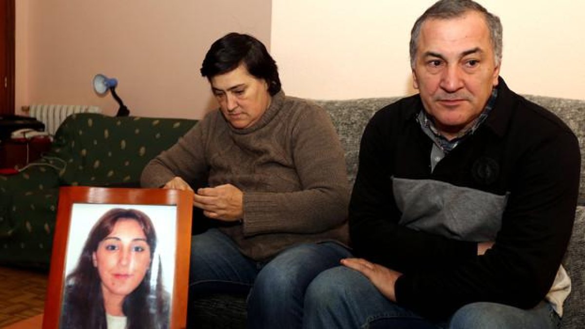 Los padres de Rocío posan junto al retrato de su hija en una imagen de enero de este año