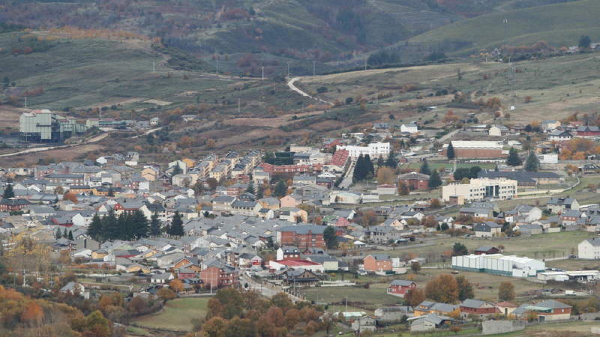Una vista del municipio minero de Fabero, que pesse a todo  ha ganado un autónomo. ANA F. BARREDO