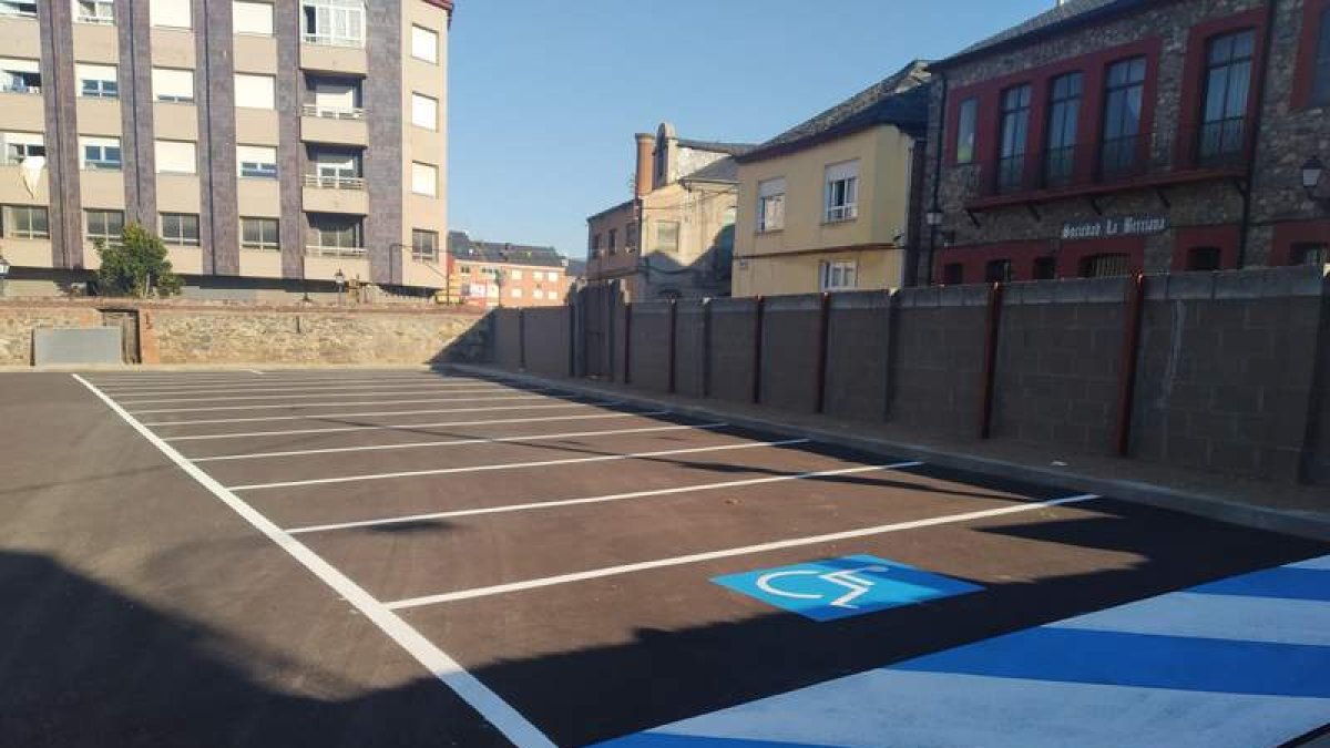 El aparcamiento cuenta con 24 plazas, una de ellas para conductores con discapacidad. DL