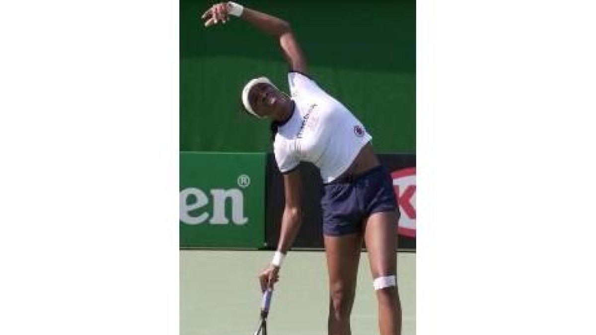 Venus Williams realiza ejercicios de calentamiento en un entrenamiento
