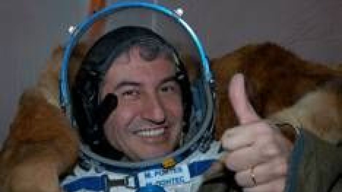 El astronauta brasileño Marcos Ponte saluda a su llegada a la Tierra