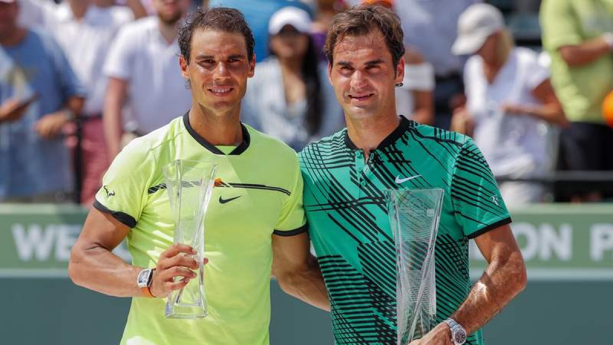 Federer y Nadal posan con sus trofeos en Miami. LESSER